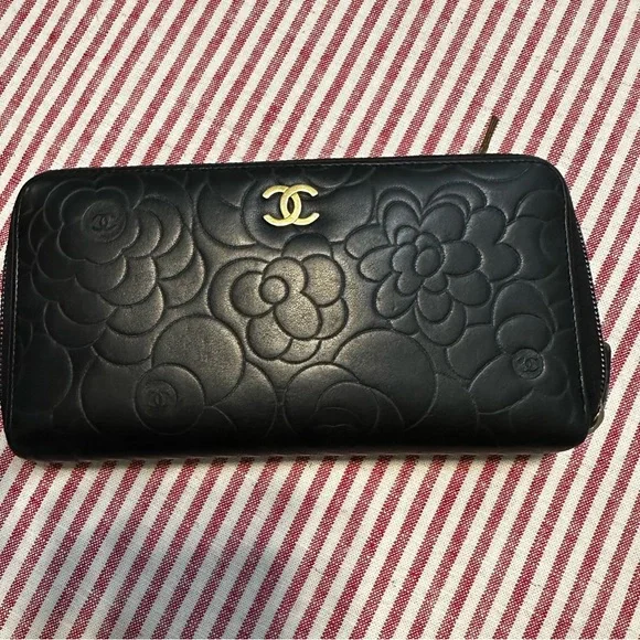 Chanel Camillia calfskin zip wallet. - Picture 1 of 12